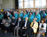 Publika in pevci v dvorani na Vačah